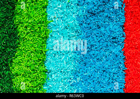 Vertikale Linien mit bunten Reiskorn Stockfoto