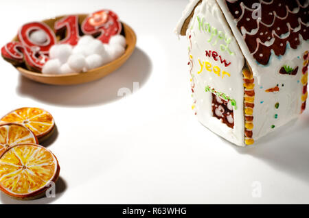 Weihnachtskarte: auf einer Holzplatte Es gibt rote Ingwer Cookies in der Form von Zahlen 2019 und Weiße runde Schneeflocken, neben dem Lügen Scheiben von o Stockfoto