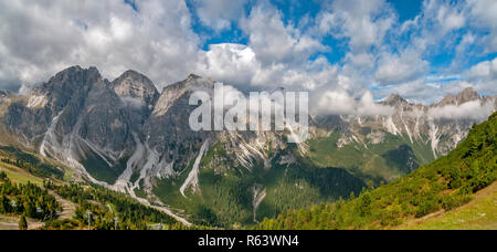 Alpine Landschaft fotografiert im Skigebiet Schlick 2000, Stubaital, Tirol, Österreich im September Stockfoto