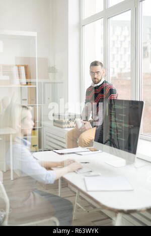 Ernsthafte Manager sprechen, der im Amt coder Stockfoto