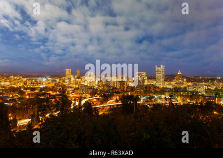 Portland Downtown Stadtbild an der blauen Stunde Stockfoto