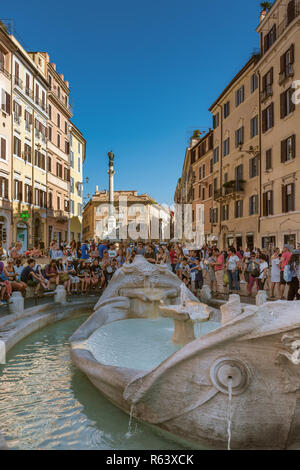 Fontana della Barcaccia & Colonna dell'Immacolata, Rom, Italien Stockfoto