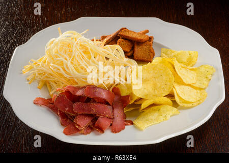 Verschiedene Snacks auf weiße Platte Stockfoto