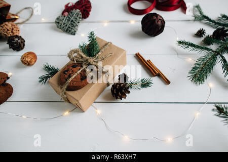 Konzept der Weihnachtsartikel auf einem urigen weiße Holztisch. Stockfoto