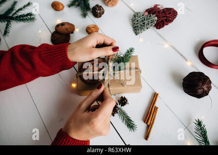 Frauenhände ein Weihnachtsgeschenk. Stockfoto