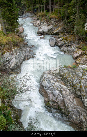 Schnell fließendes Wasser aus der Wilde Wasser Weg (Wilde Wasser Weg) Trail, Stubaital, Tirol, Österreich Stockfoto