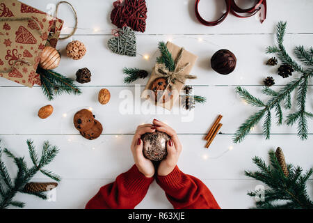 Konzept der Weihnachtsartikel auf einem weißen Holztisch. Stockfoto