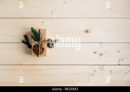 Weihnachtsgeschenk auf rustikalen Holztisch. Stockfoto