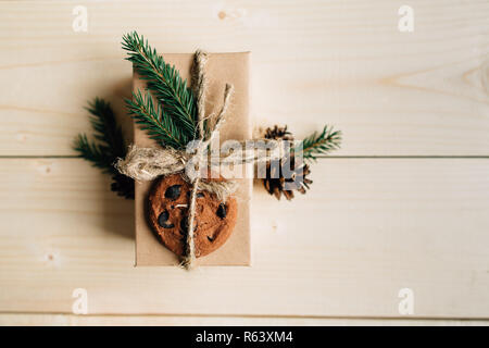 Weihnachten Geschenk eingerichtet: Tanne Zweige, Cookies und Pine Cone. Stockfoto