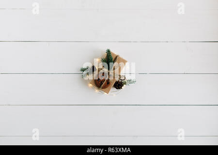 Weihnachtsgeschenk auf einem weißen Holztisch. Stockfoto