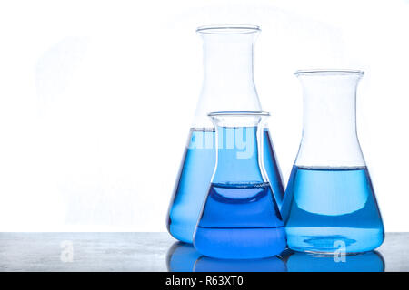 Glaskolben mit blauer Flüssigkeit in der Chemie Experimente verwendet Stockfoto