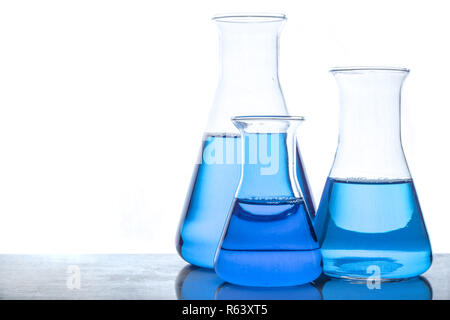 Glaskolben mit blauer Flüssigkeit in der Chemie Experimente verwendet Stockfoto