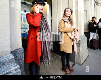 Junge Frau mit ihrem Handy in Parliament Square, London, England, UK. Stockfoto