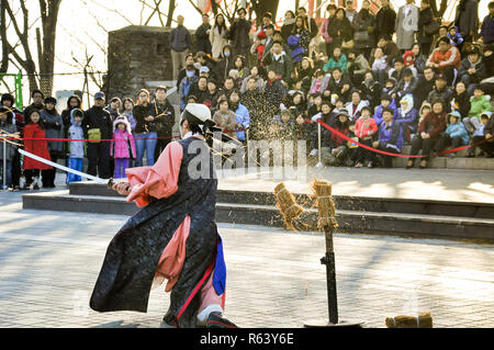 Seoul, Südkorea - 13. Dezember 2009: traditionelle Kampfkunst Darsteller auf Seoul Tower Stockfoto