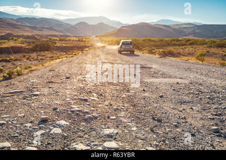 SUV auf einem Dirt Mountain Road Stockfoto