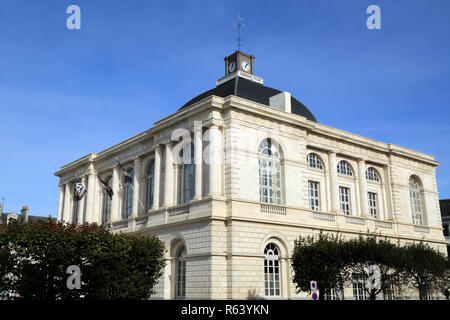 Mairie (Rathaus) mit Uhrenturm, Place du Marechal Foch, Saint Omer, Pas de Calais, Hauts de France, Frankreich Stockfoto