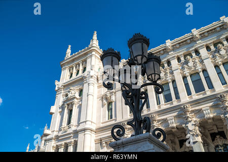 Blick auf eine alte Straßenlaterne, Madrid, Spanien. Close-up Stockfoto