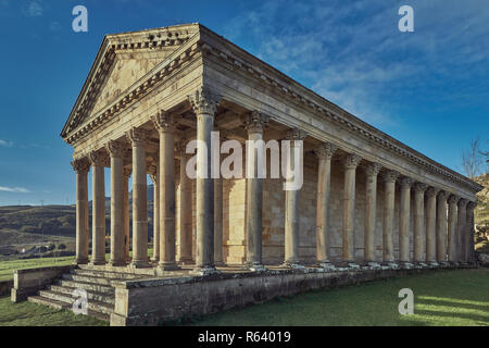 Alte neoklassische Kirche des Heiligen Georg, partenon de Fraguas in Arenas de Iguña, Kantabrien, Spanien Stockfoto