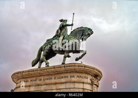 Eine Reiterstatue von Dom Joao ich, auch als Johann I. von Portugal bekannt, ist in Figueira Platz in Lissabon, Portugal. Stockfoto