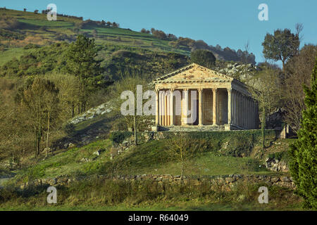 Alte neoklassische Kirche des Heiligen Georg, partenon de Fraguas in Arenas de Iguña, Kantabrien, Spanien Stockfoto