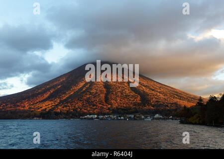 Mount Nantai auf See Chuzenji in Nikko, Japan Stockfoto