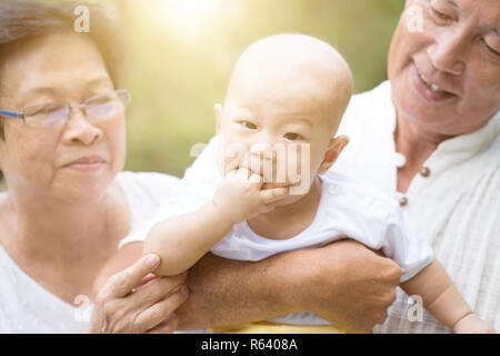 Großeltern und Enkel im Freien. Stockfoto