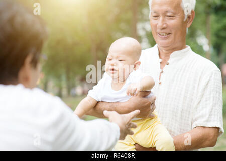 Großeltern und Enkel Spaß im Freien. Stockfoto