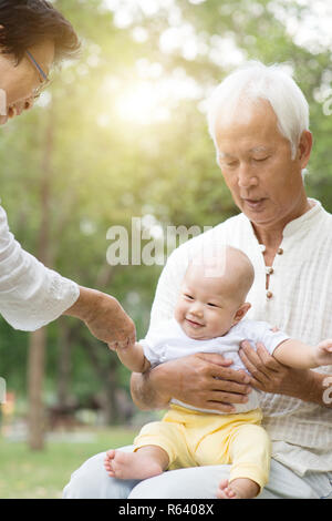 Großeltern und Enkel Spaß im Freien. Stockfoto