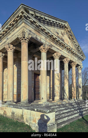 Alte neoklassische Kirche des Heiligen Georg, partenon de Fraguas in Arenas de Iguña, Kantabrien, Spanien Stockfoto