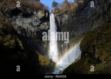 Kegon Falls mit einem Regenbogen in Nikko, Japan an einem sonnigen Herbsttag. Stockfoto