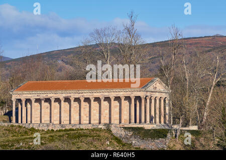 Alte neoklassische Kirche des Heiligen Georg, partenon de Fraguas in Arenas de Iguña, Kantabrien, Spanien Stockfoto