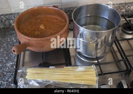 Kochen von Linguine mit tintenfischen Sauce Stockfoto
