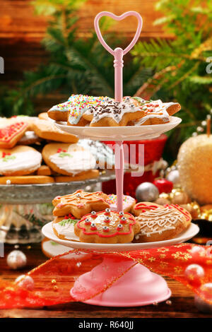 Weihnachten Lebkuchen Cookies auf hölzernen Tisch Stockfoto