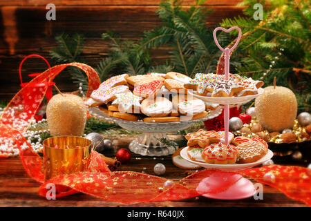 Weihnachten Lebkuchen Cookies auf hölzernen Tisch Stockfoto