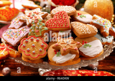 Weihnachten Lebkuchen Cookies auf hölzernen Tisch Stockfoto