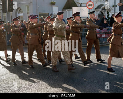 Soldaten marschieren durch das Dorf Rottingdean am Tag der Erinnerung Stockfoto