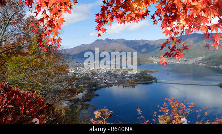 Wunderschöne Aussicht auf Kawaguchiko im Herbst Saison Stockfoto