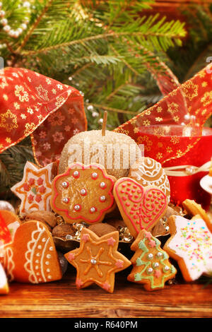 Weihnachten Lebkuchen Cookies auf hölzernen Tisch Stockfoto
