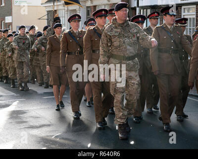 Soldaten marschieren durch das Dorf Rottingdean am Tag der Erinnerung Stockfoto