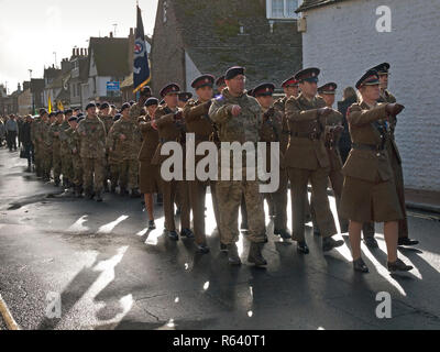 Soldaten marschieren durch das Dorf Rottingdean am Tag der Erinnerung Stockfoto