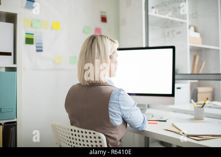 Beschäftigte Frau arbeiten mit moderner Computer Stockfoto