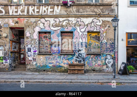 Berlin Mitte, Linienstraße 206. Verfallene Squat Gebäude mit Graffiti, Street Art und Banner bedeckt.Letzte Hausbesetzer Gebäude in Mitte Stockfoto
