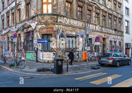 Berlin Mitte, Linienstraße 206. Verfallene Squat Gebäude mit Graffiti, Street Art und Spruchbändern bedeckt. Linie 206 für immer. Stockfoto