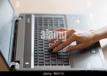 Frau in Heimarbeit Büro Hand auf Tastatur Nahaufnahme Stockfoto