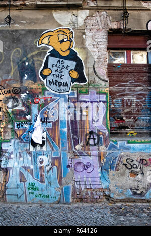 Berlin Mitte, Linienstraße 206. Verfallene Squat Gebäude mit Graffiti, Street Art und Banner bedeckt.Letzte Hausbesetzer Gebäude in Mitte Stockfoto
