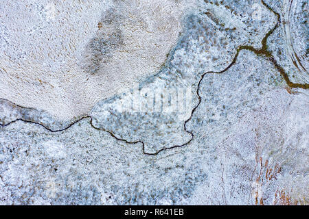 Luftaufnahme der abstrakten Natur Muster, gefroren Winter Landschaft aus einer Drohne Stockfoto