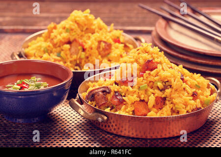 Chicken mit Basmati Reis gebraten in Edelstahl Pfanne, in der Nähe vintage anzeigen Stockfoto
