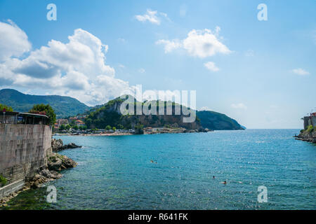 Amasra, Türkei - Juli 2018: Meerblick von Amasra, einem beliebten Badeort in der Schwarzmeerregion der Türkei. Stockfoto