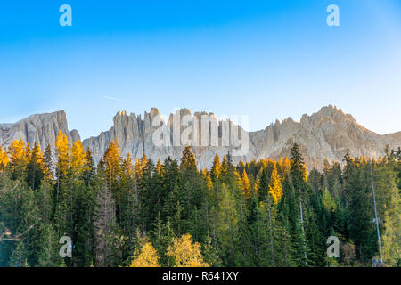 Karersee oder Lago di Carezza, ist ein See mit Bergkette des Latemar Gruppe auf Hintergrund in den Dolomiten in Südtirol, Italien Stockfoto