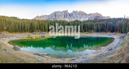 Karersee oder Lago di Carezza, ist ein See mit Bergkette des Latemar Gruppe auf Hintergrund in den Dolomiten in Südtirol, Italien Stockfoto